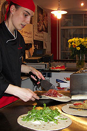 Die Piadinas werden auf der heißen Platte zubereitet (Foto: Marikka-Laila Maisel)